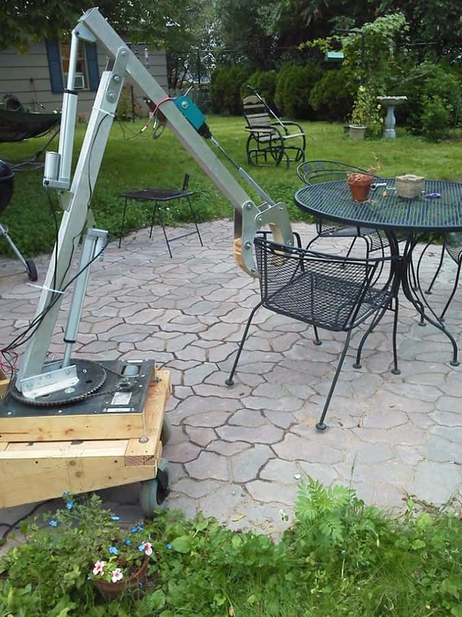 The actuators that work the reacher are similar to those that open and close a hatchback car.